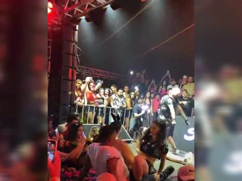 mc pipokinha sendo chupada no palco|MC Pipokinha recebe sexo oral de fã no palco e。